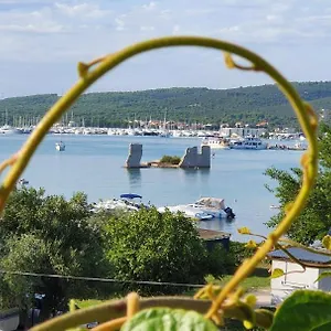 https://near-beach-high-ceiling-big-balcony-apartment-free-wi.hotelinzadar.com